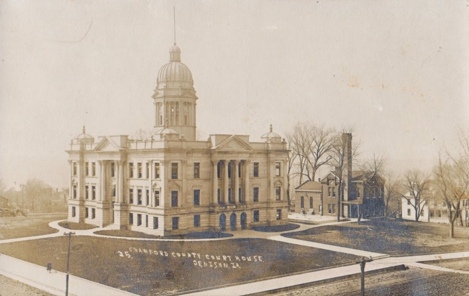 Historic look at the Crawford County courthouse.